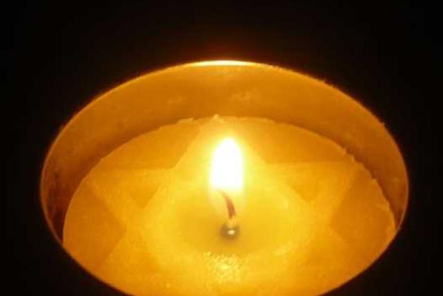 A memorial candle for Holocaust Remembrance Day (photo credit: Wikimedia Commons)