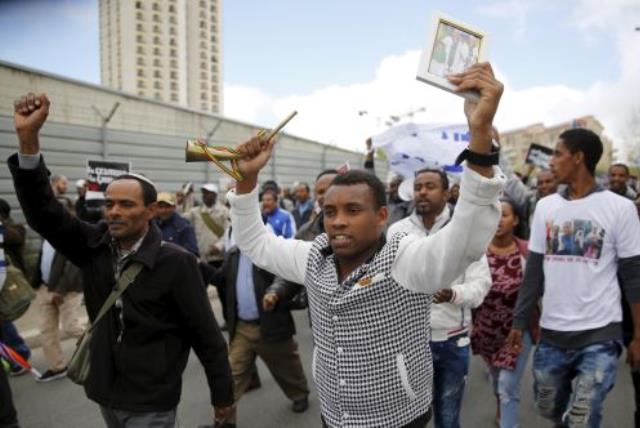 Israelis of Ethiopian descent take part in a protest in Jerusalem calling on gov't to bring the remaining members of their community living in Ethiopia, known as Falash Mura to settle in Israel, March 20, 2016.  (photo credit: REUTERS)