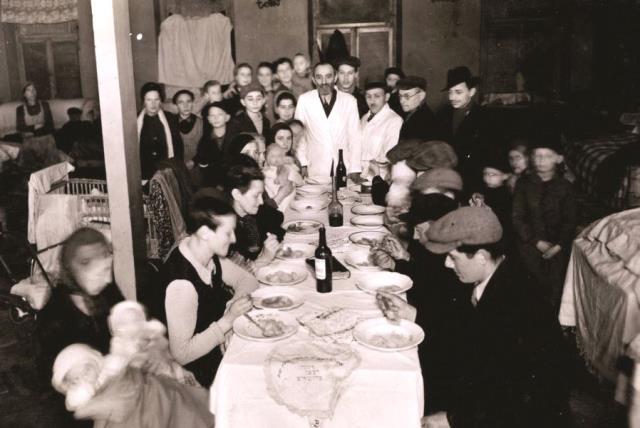 Seder dans le ghetto de Varsovie (photo credit: YAD VASHEM)