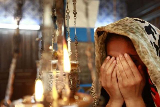 A Jewish worshipper prays during a pilgrimage to the El Ghriba synagogue in Djerba April 28, 2013 (photo credit: REUTERS)
