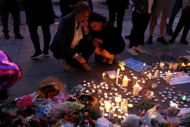 People pay their respects to the victims of the deadly suicide bombing in Manchester that took place during an Ariana Grande concert.  (photo credit: REUTERS)